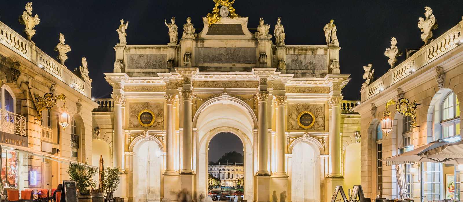 triumphal arch and square