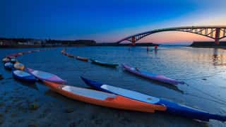 kayaks harbor bridge sunset