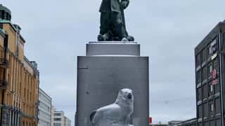 statue city square winter