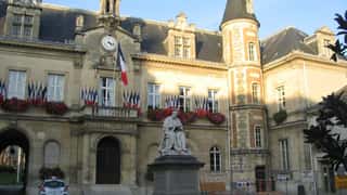 Melun Cruise Port: Vaux-le-Vicomte & Expert Seine Guide