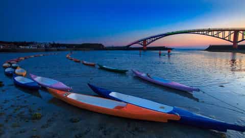 kayaks harbor bridge sunset