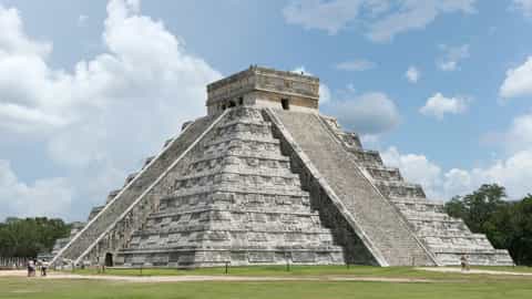 ancient pyramid landmark chichen itza