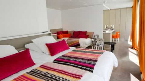 A modern suite with two beds and a sitting area - ms Camargue, CroisiEurope