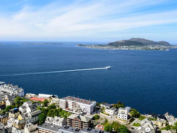 Alesund Cruise Port: Shore Excursions & Expert Guide