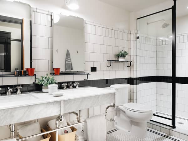 Chicago Athletic Association, United States — Chicago Athletic Association - Guestroom Bathroom