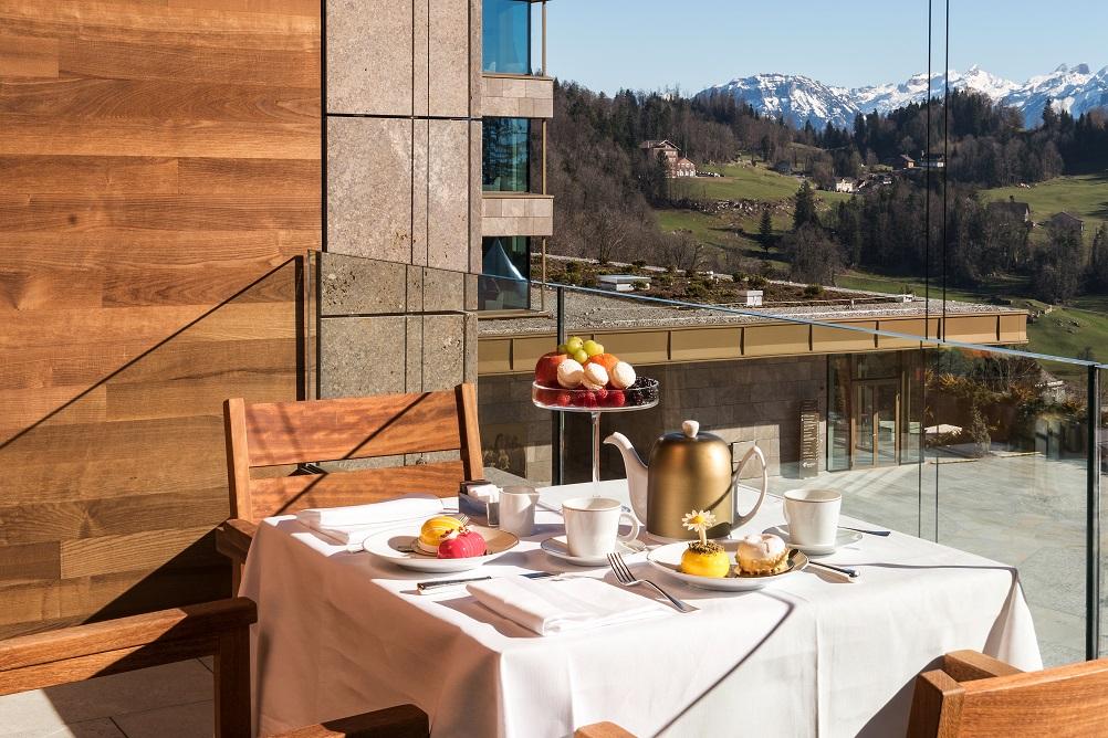 Contemporary Lake View Panorama Suite