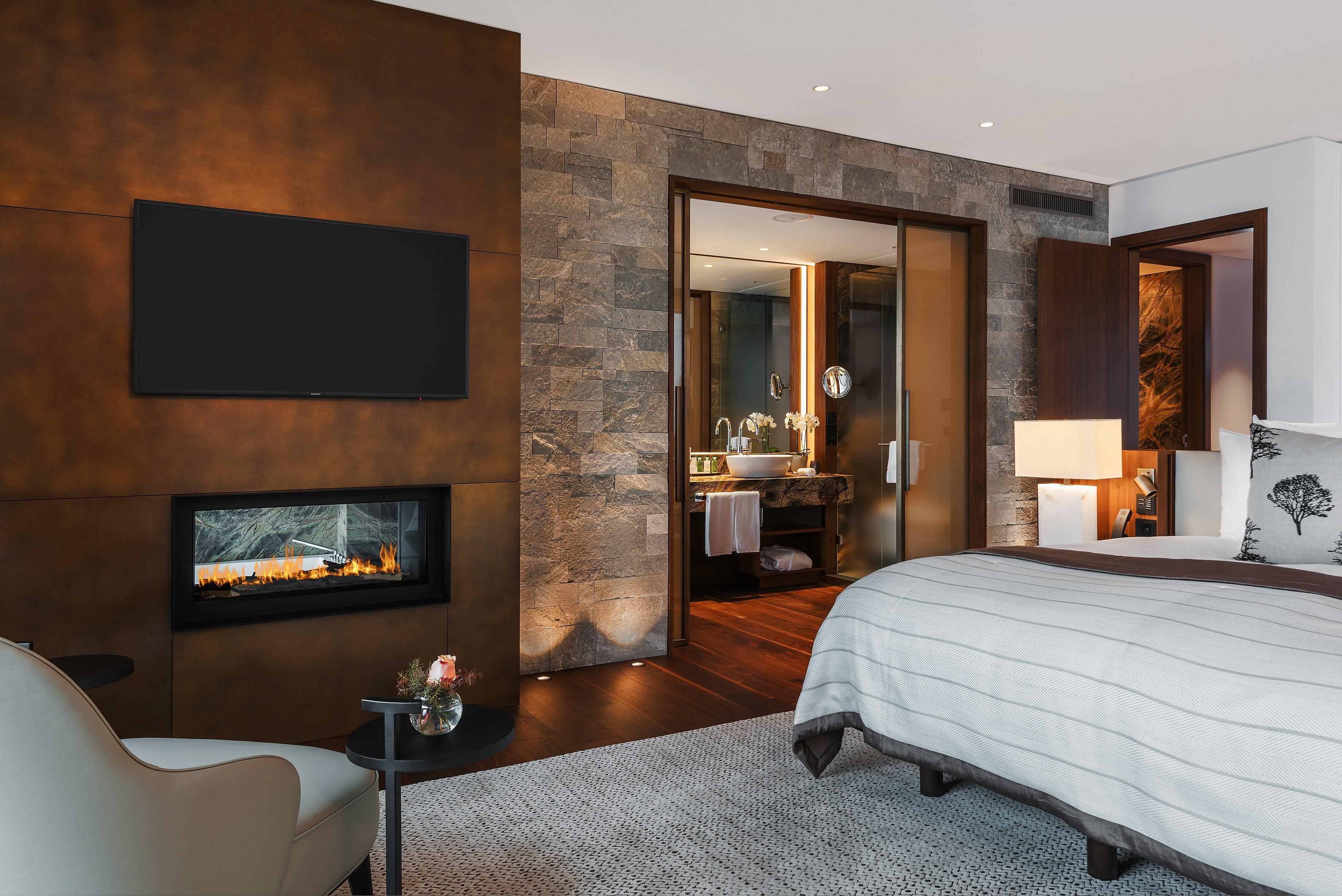 Contemporary Lake View Spa Suite