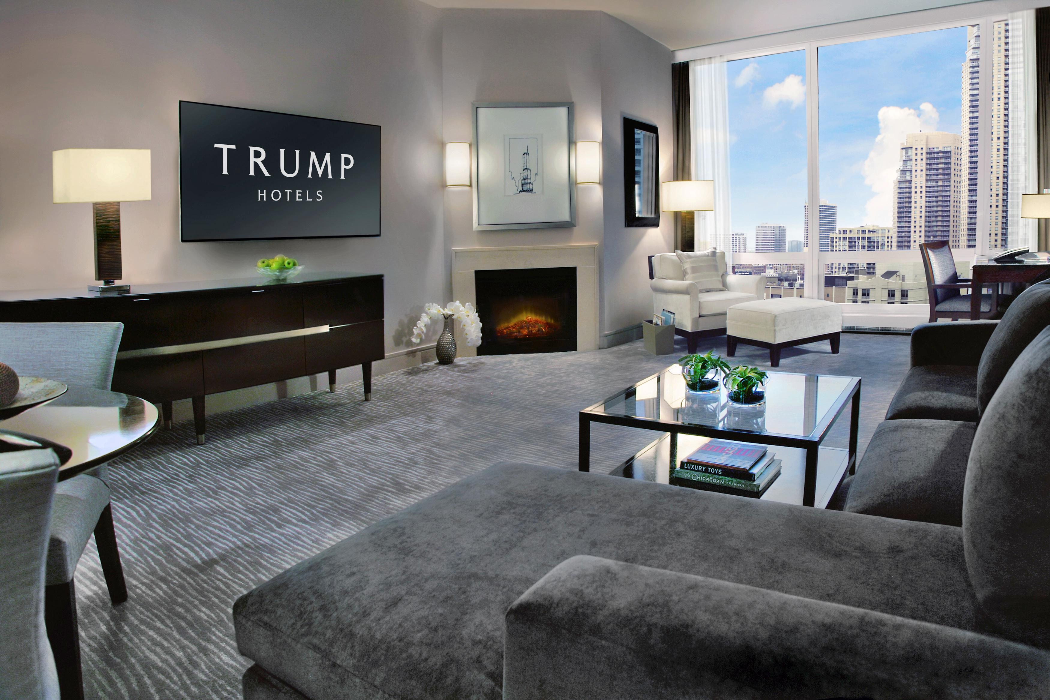 Deluxe King One-Bedroom Suite (City View)