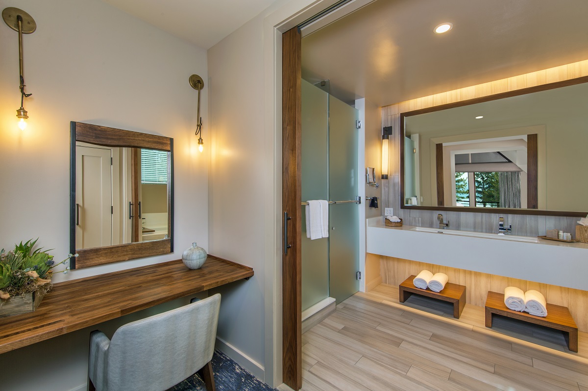 Edgewood Lake View Suite