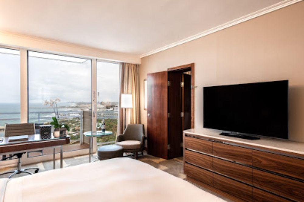 King Corner Vista Suite with Sea View