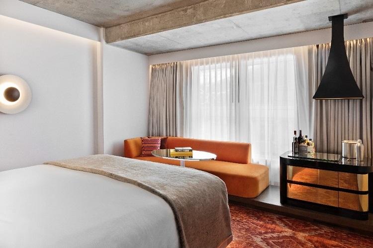 Guest Room, 1 King, Street View
