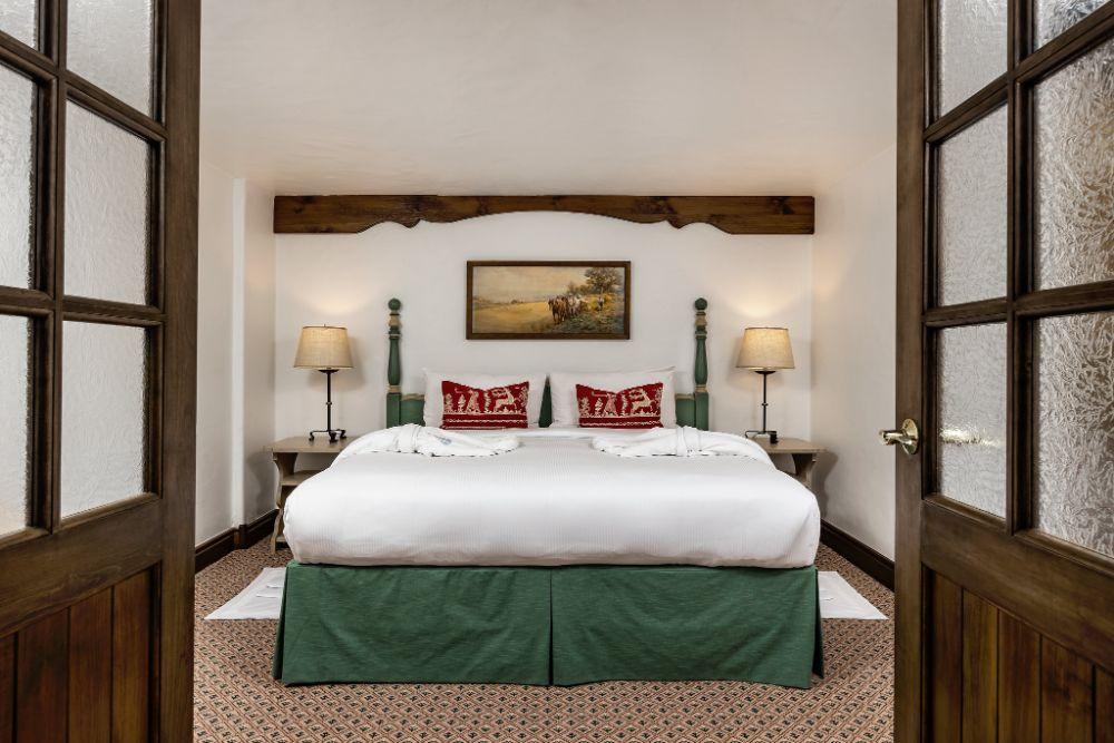 Golden Peak Suite (1 king bed, 2 double beds)