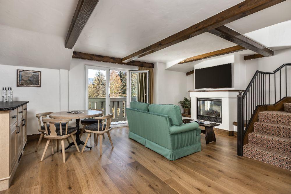 Golden Peak Suite (1 king bed, 2 double beds, Bi-level)