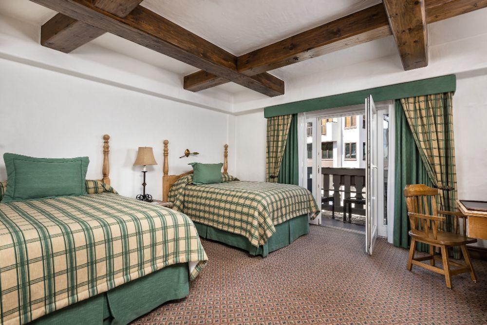 Juniper Hotel Rooms (1 king bed)