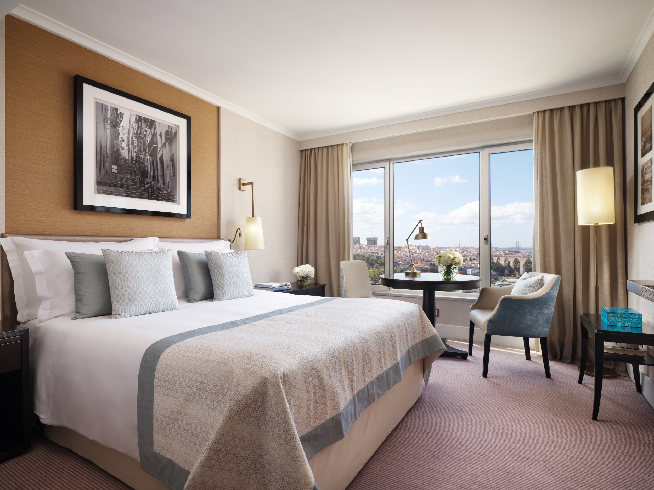 Deluxe Panoramic View Room