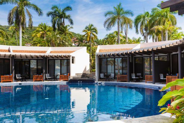Swim-Up Suite