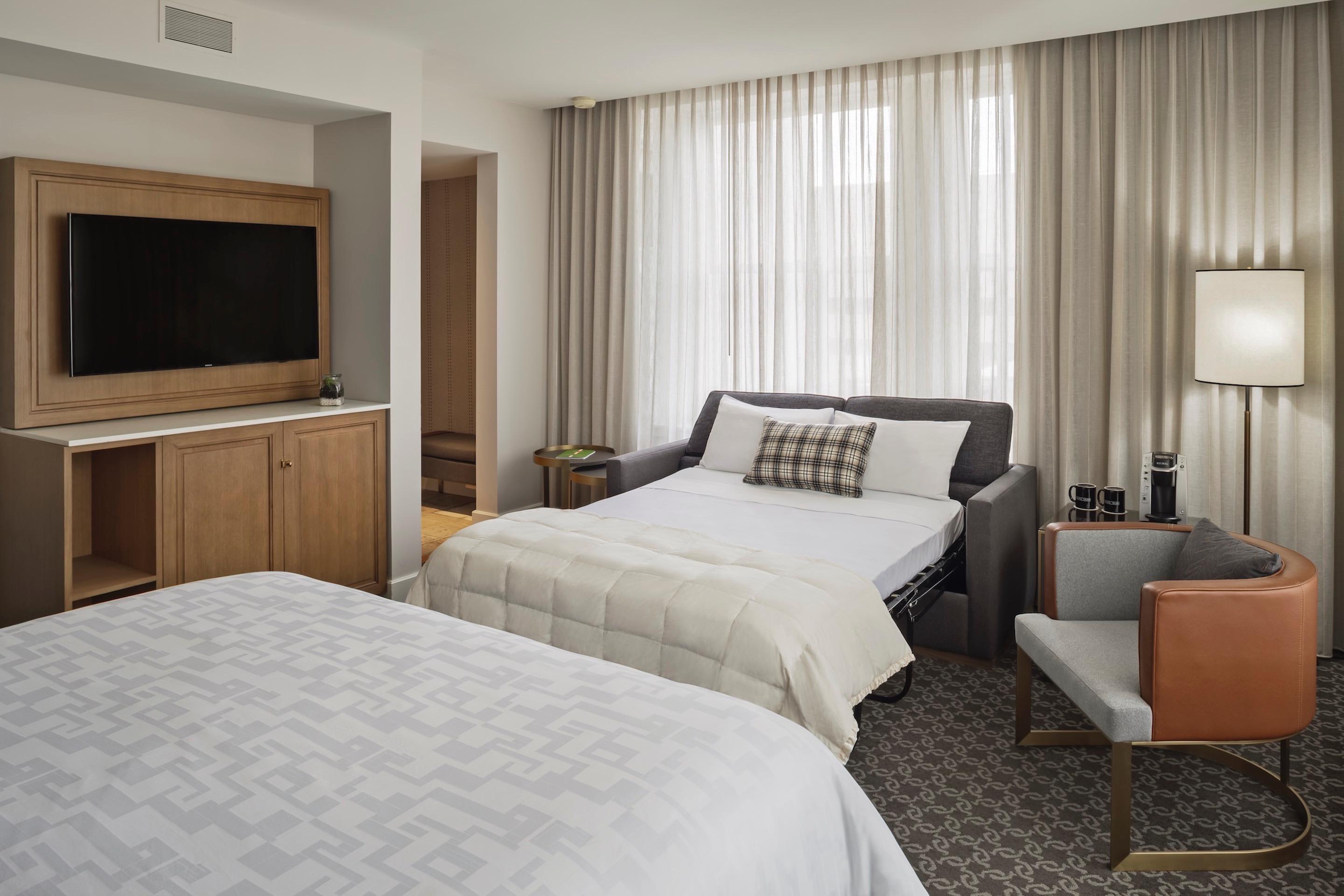 Deluxe Corner King (One King Bed + Pull Out Sofa)