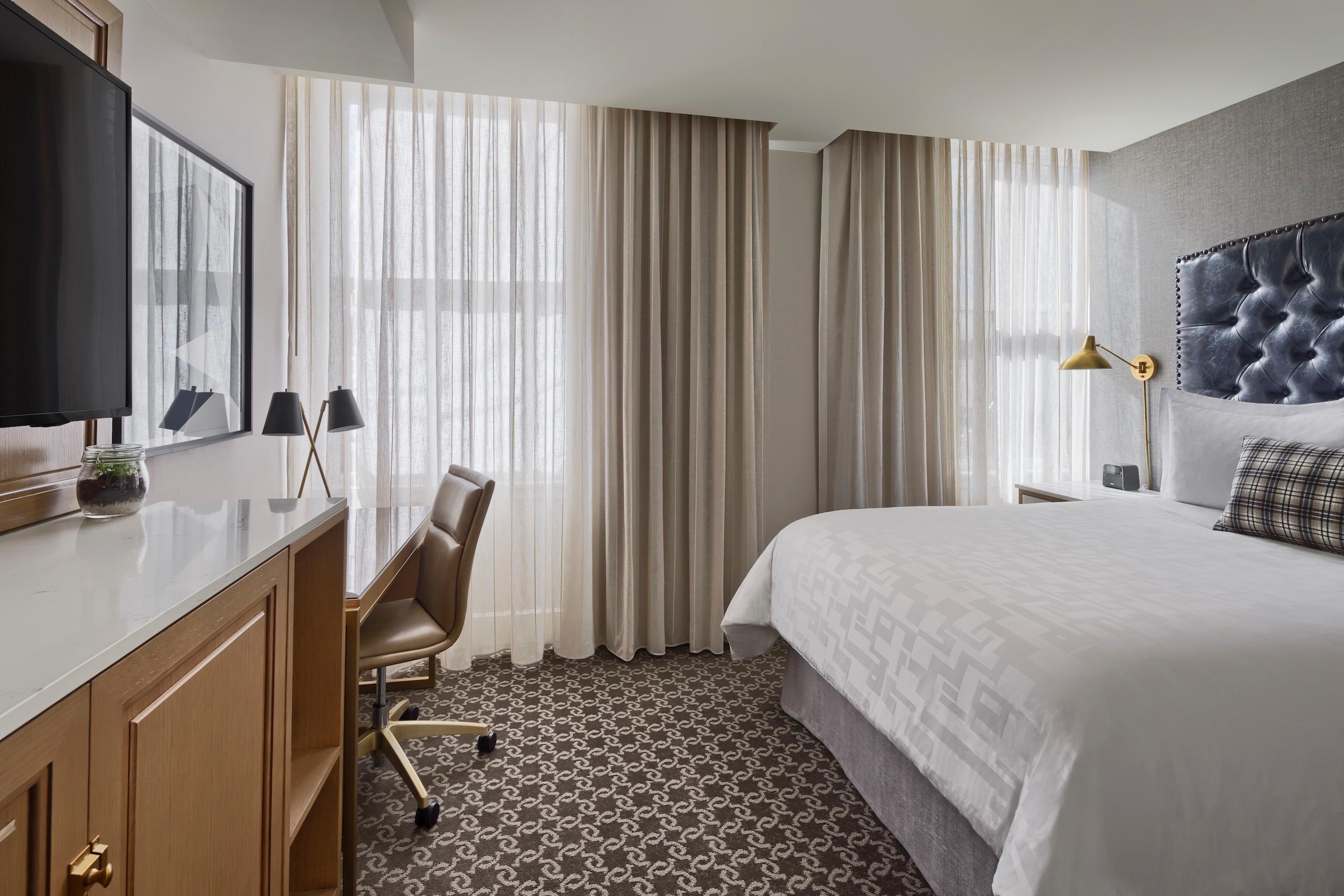 Petite Queen (One Queen Bed)