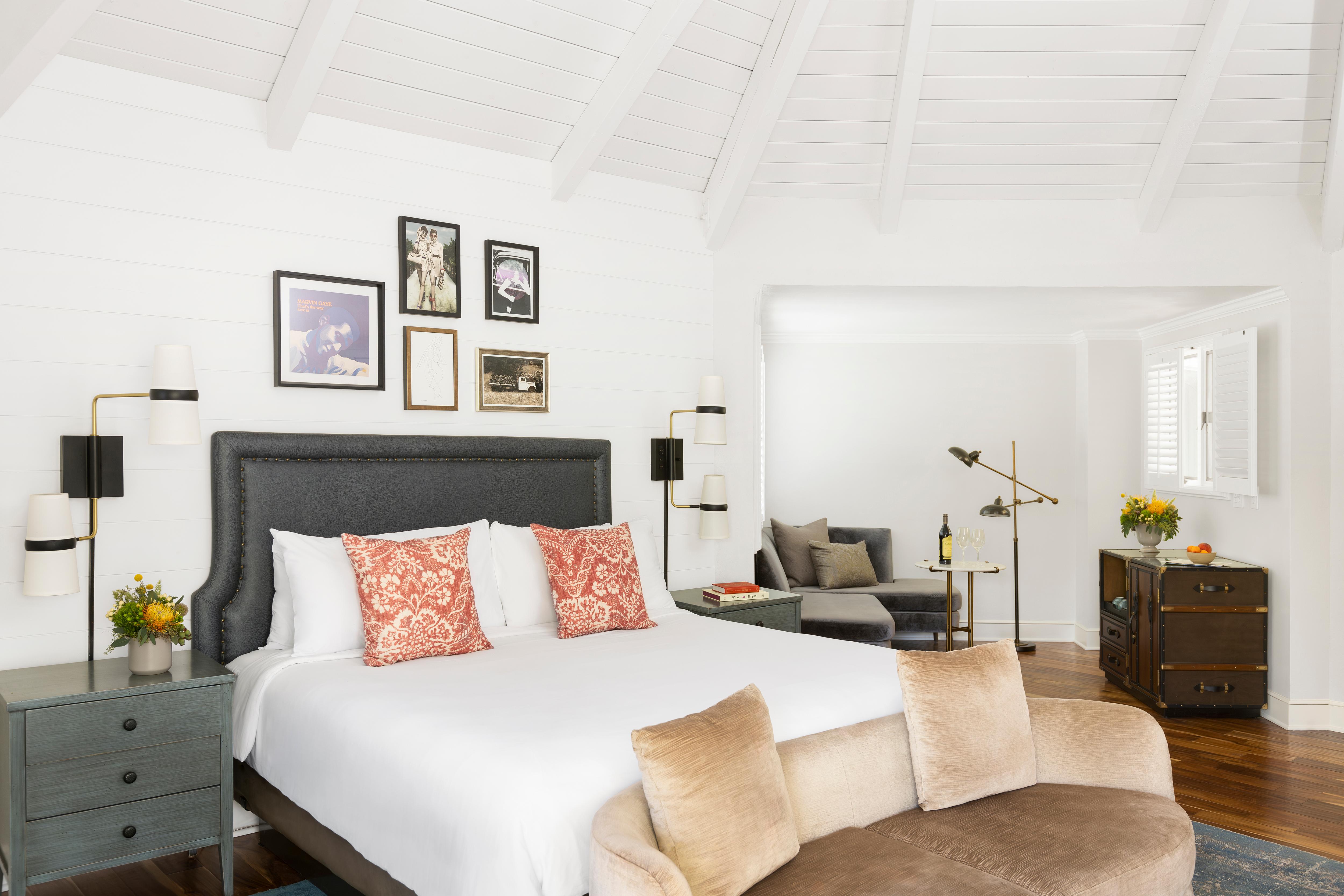 The Vintage Estate Suite