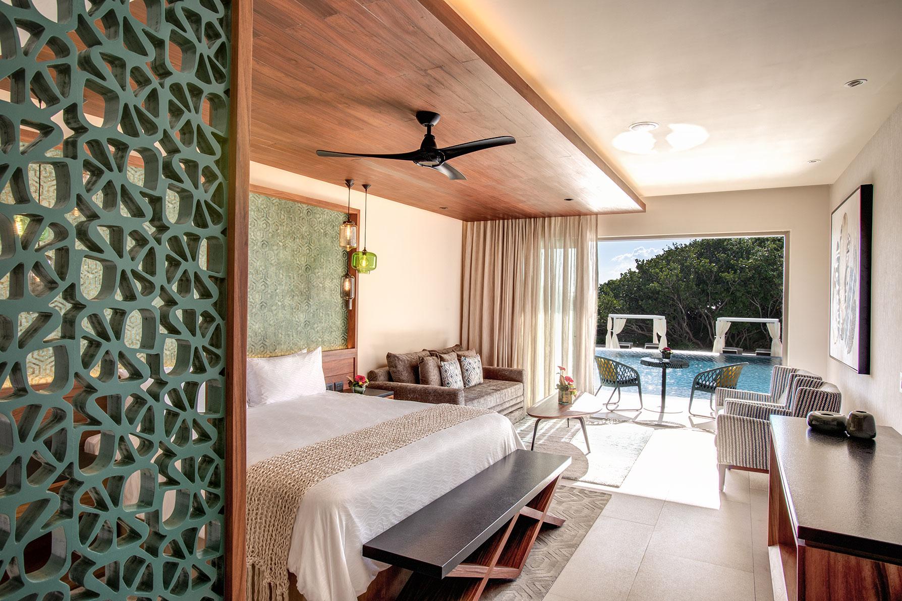 Swim Out King Suite with Bathtub