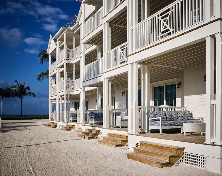 Luxe Beachside Oceanfront Veranda 2 Queens