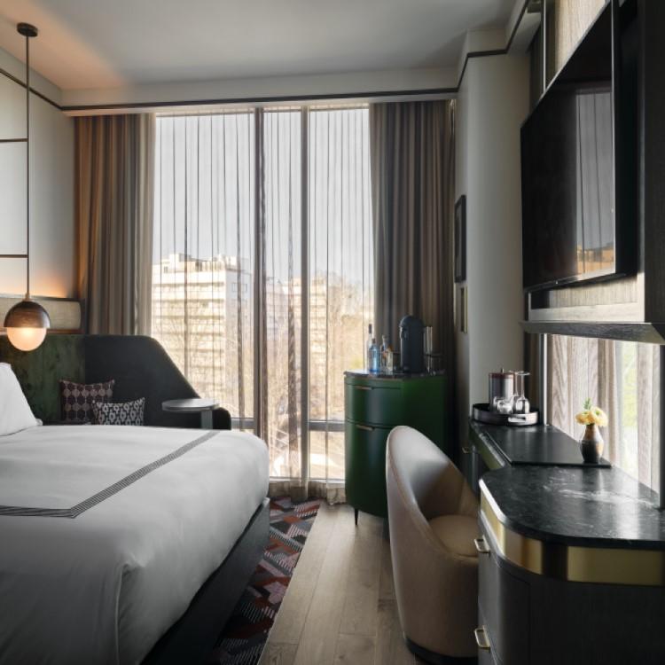 1 King Bed Corner – 340 SQ FT (City or Neighborhood view)