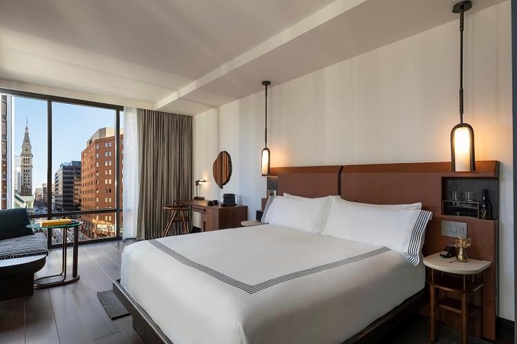 1 King Bed City View