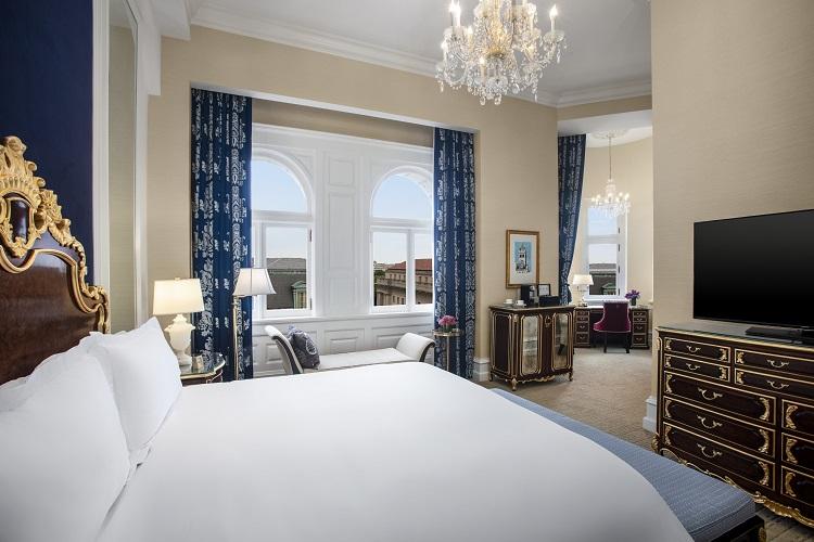 Grand King Bed Guestroom