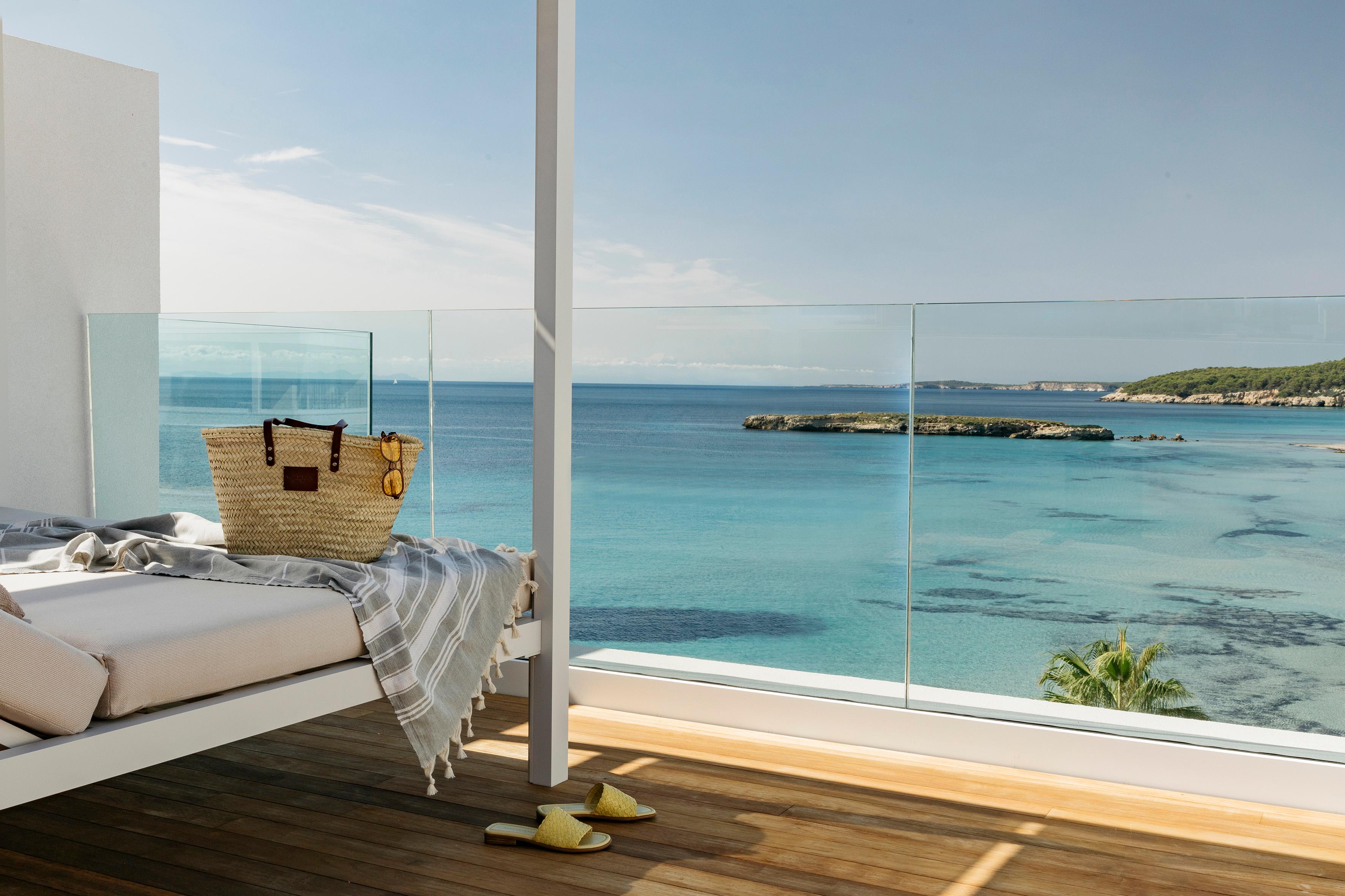 JUNIOR SUITE SEA VIEW WITH PRIVATE ROOF (968 sf)
