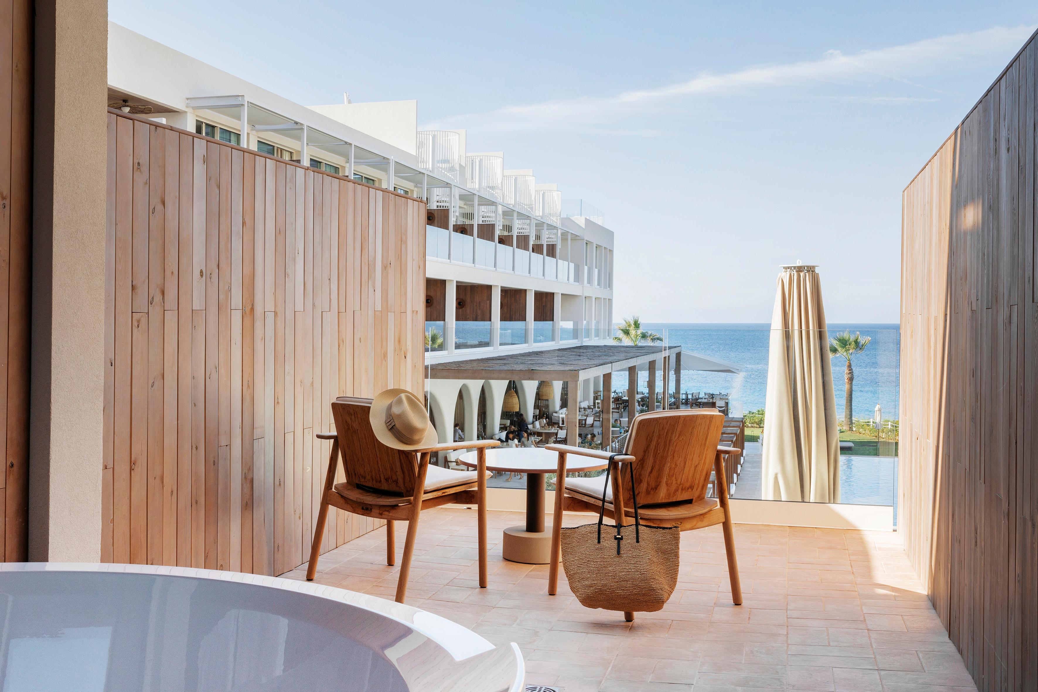 JUNIOR SUITE SEA VIEW WITH TERRACE TUB (484 sf)