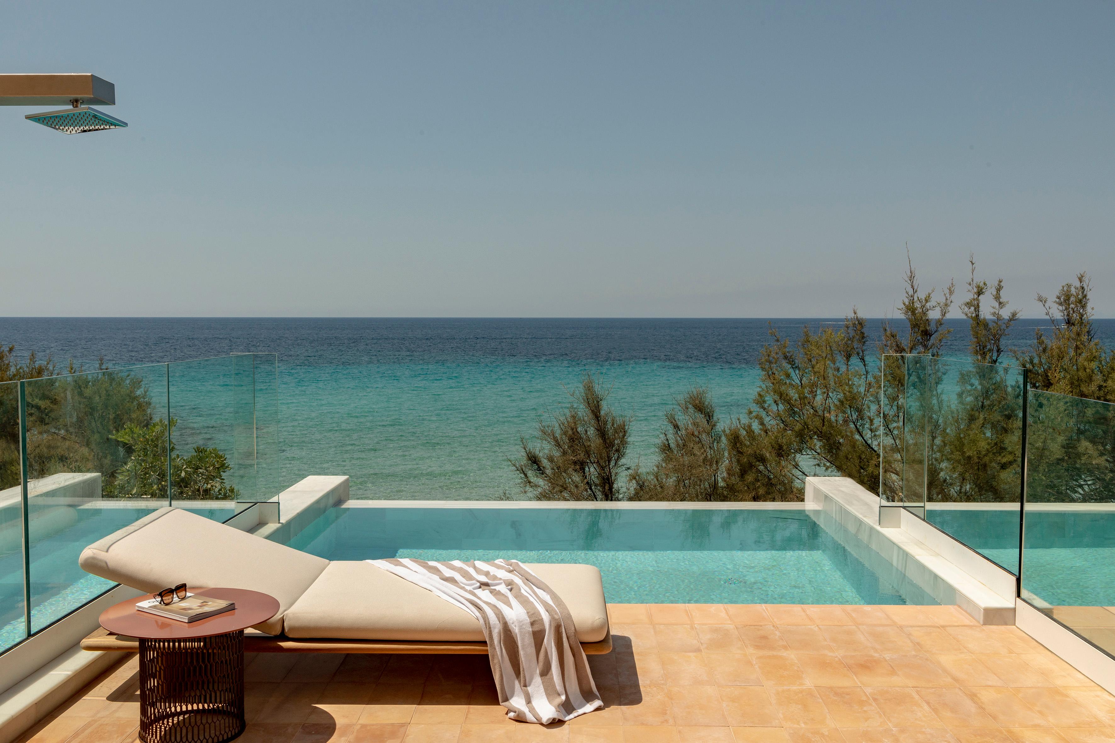 SUNSET MASTER SUITE SEA VIEW WITH PRIVATE POOL (753 sf)