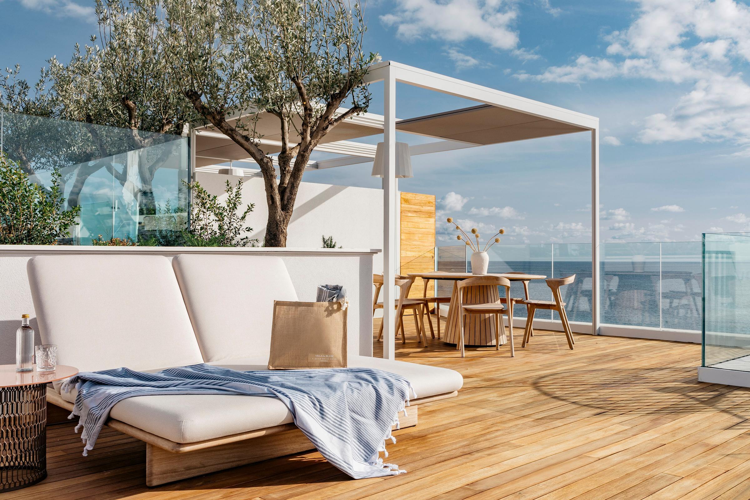 PENTHOUSE SEA VIEW WITH PRIVATE ROOF (1926 sf)