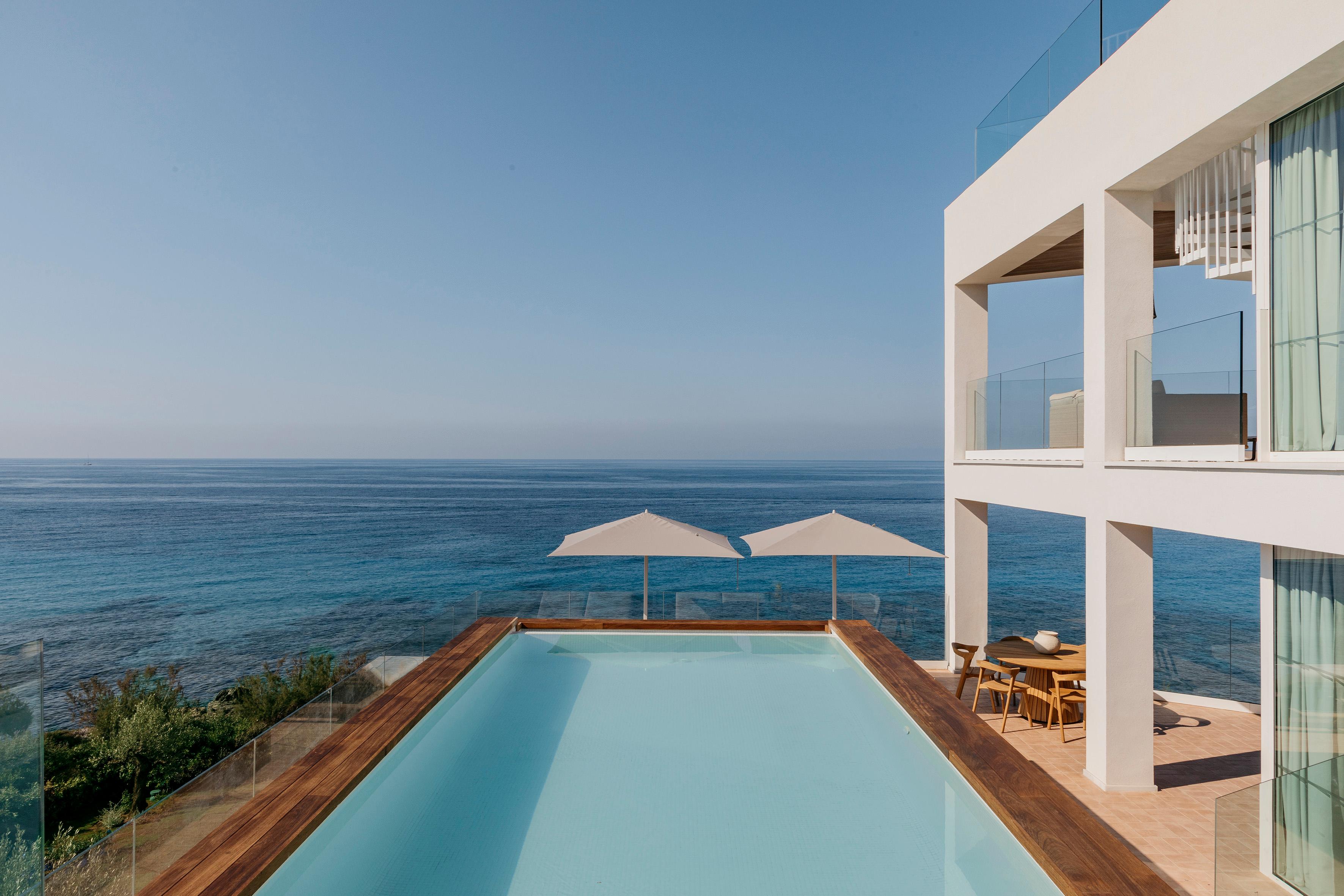 PRESIDENTIAL SUITE SEA VIEW WITH PRIVATE POOL (2153 sf)