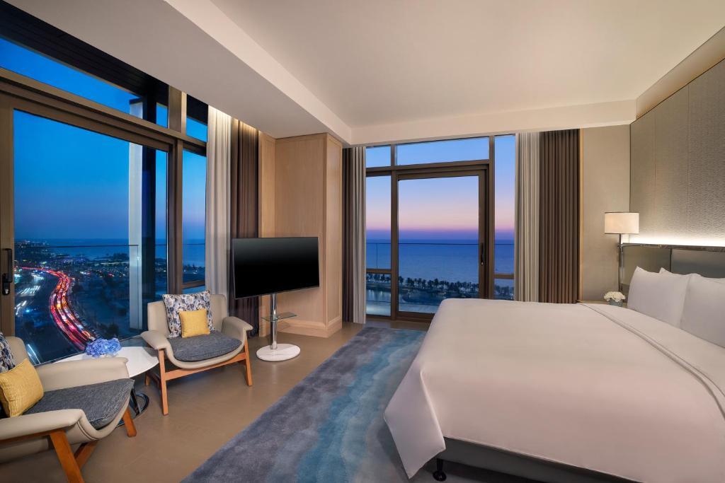 Horizon Suite Sea and City View