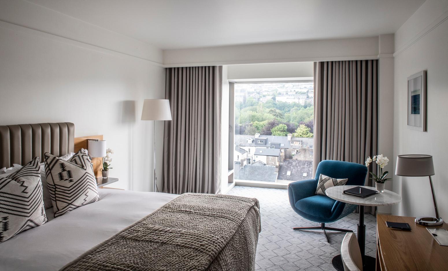 Deluxe - 1 King Bed