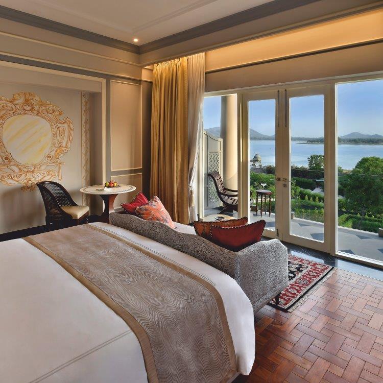 Flamingo Signature Room with Balcony King / Twin bed
