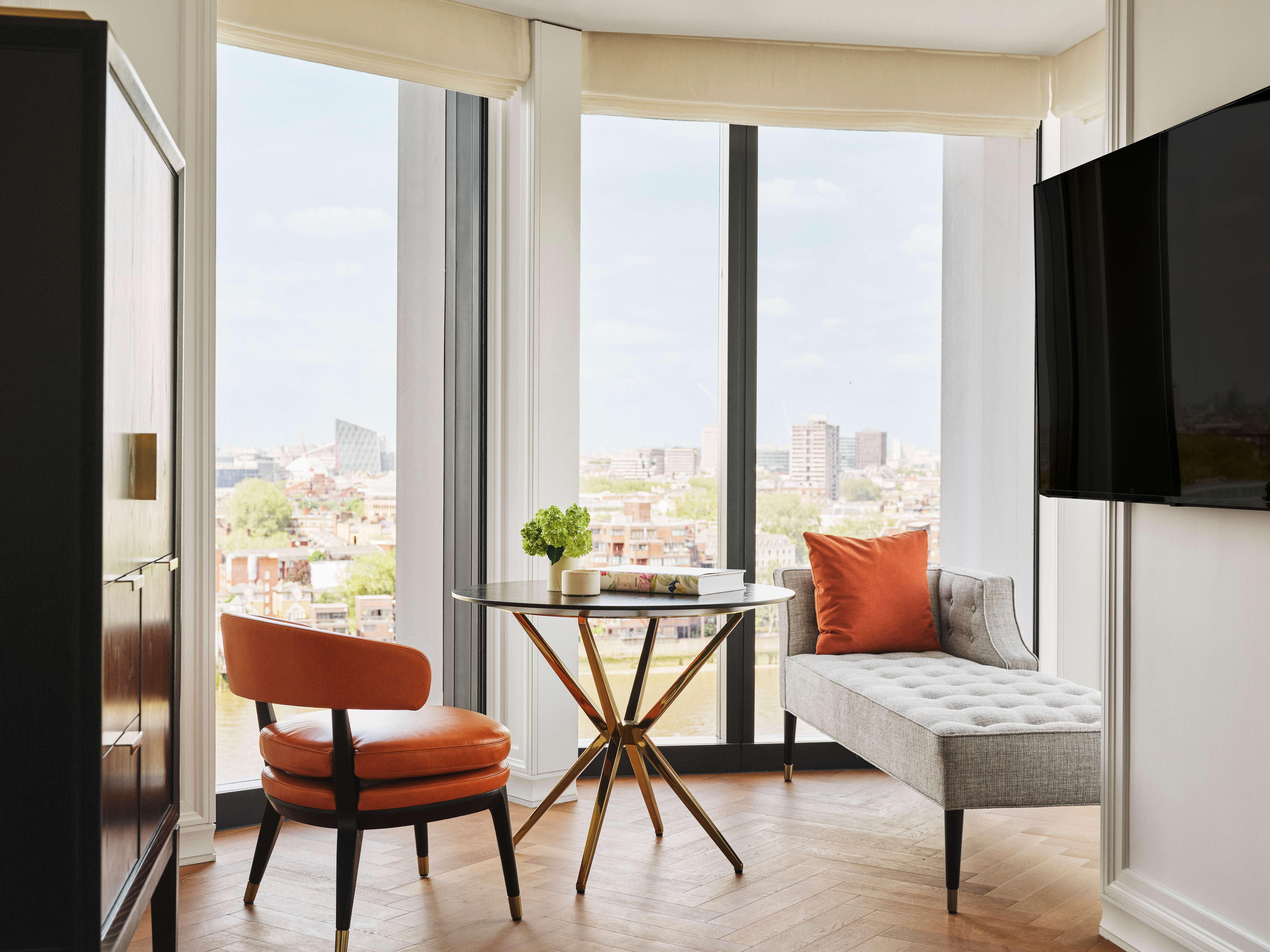1 King Bed Corner River View