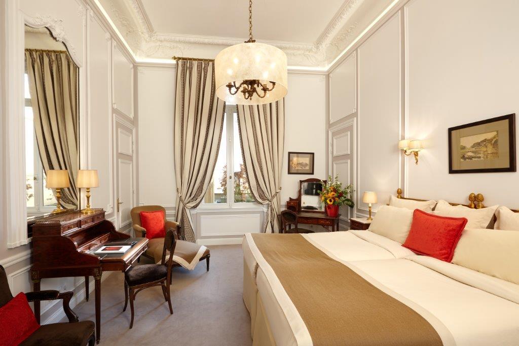 PRESTIGE ROOM