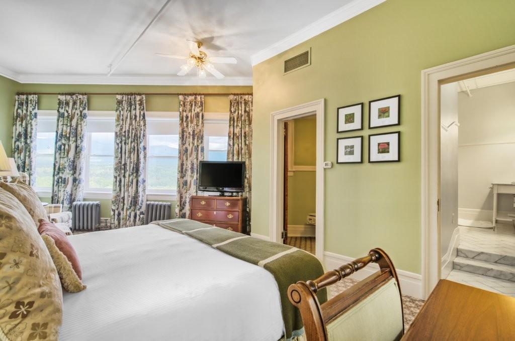 Deluxe Room with a View 1 King Bed