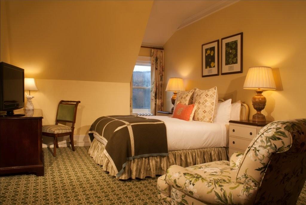 Family Room 1 Queen Bed and Parlor