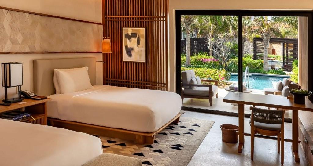 Deluxe Room Swim-Up
