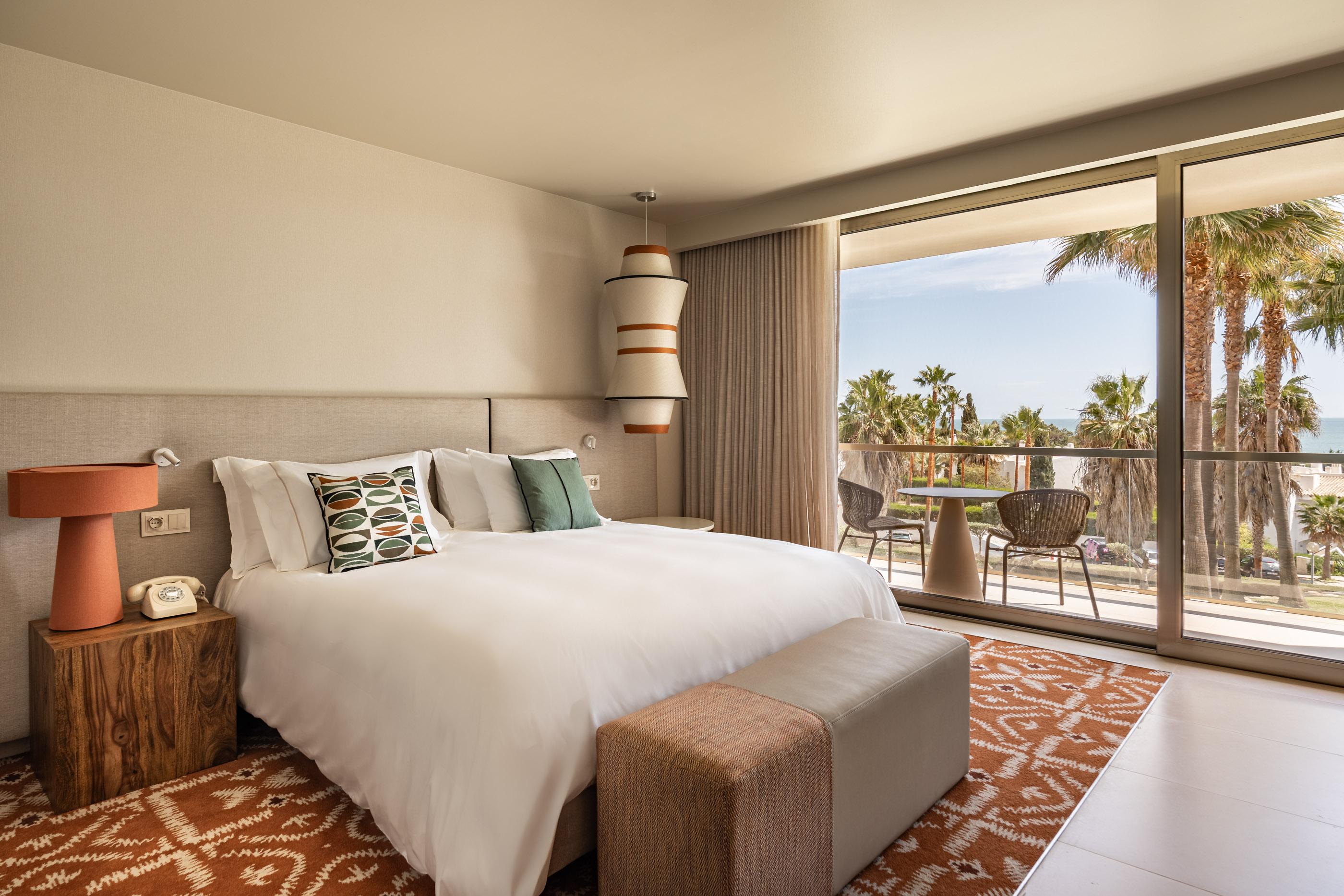 1 King Bed Premium