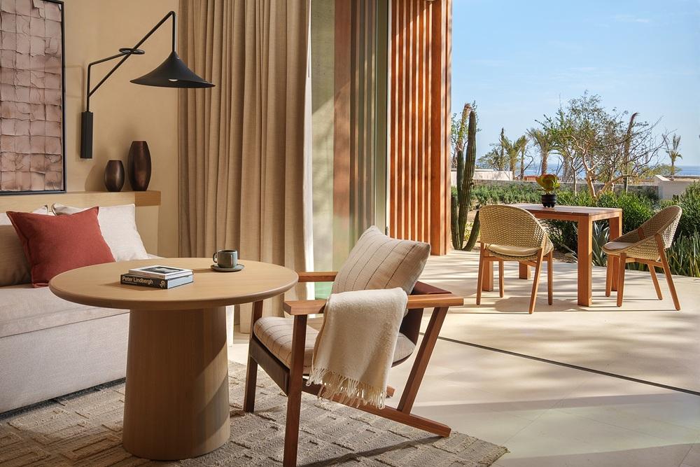 DELUXE SUITES