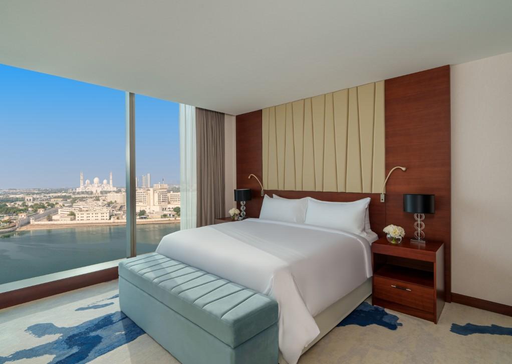 JUNIOR SUITE WITH CREEK VIEW OR CITY VIEW ( 60 sq.m/ 646 sq.ft )