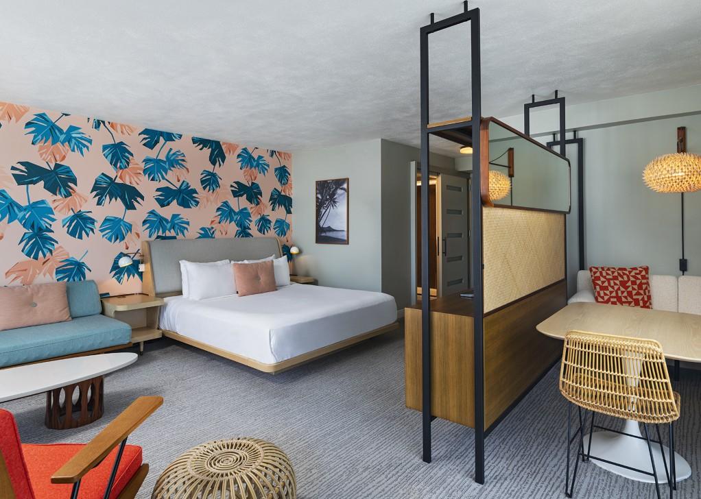 Corner Suite – 1 King + 1 Twin Daybed