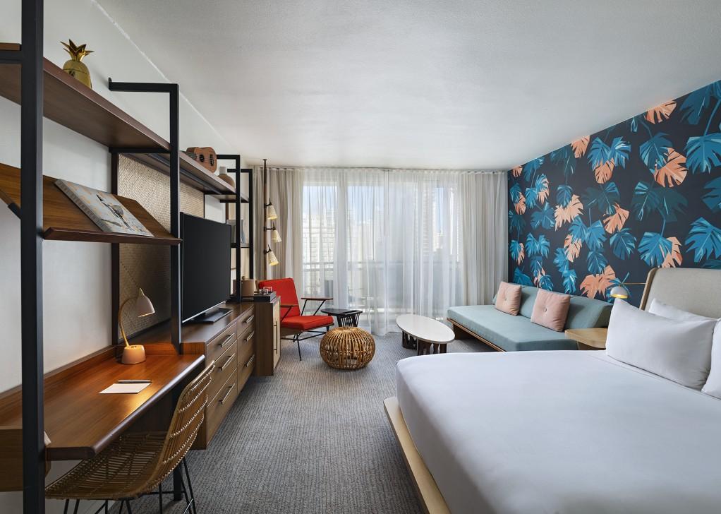 Deluxe Room – 1 King + 1 Twin Daybed