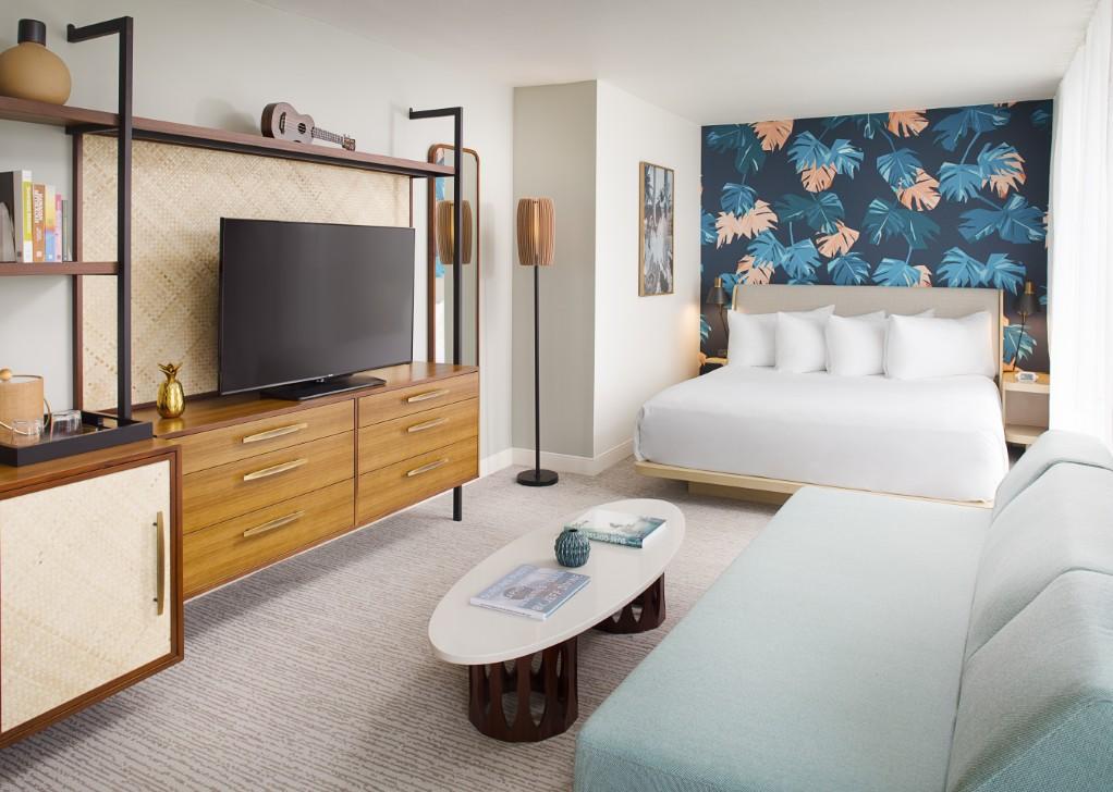 Junior Suite – 1 King + 1 Twin Daybed