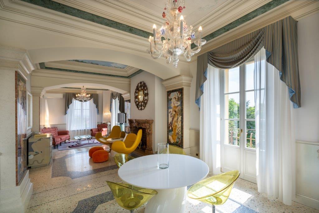 Presidential Suite (90 m² / 969 ft²)
