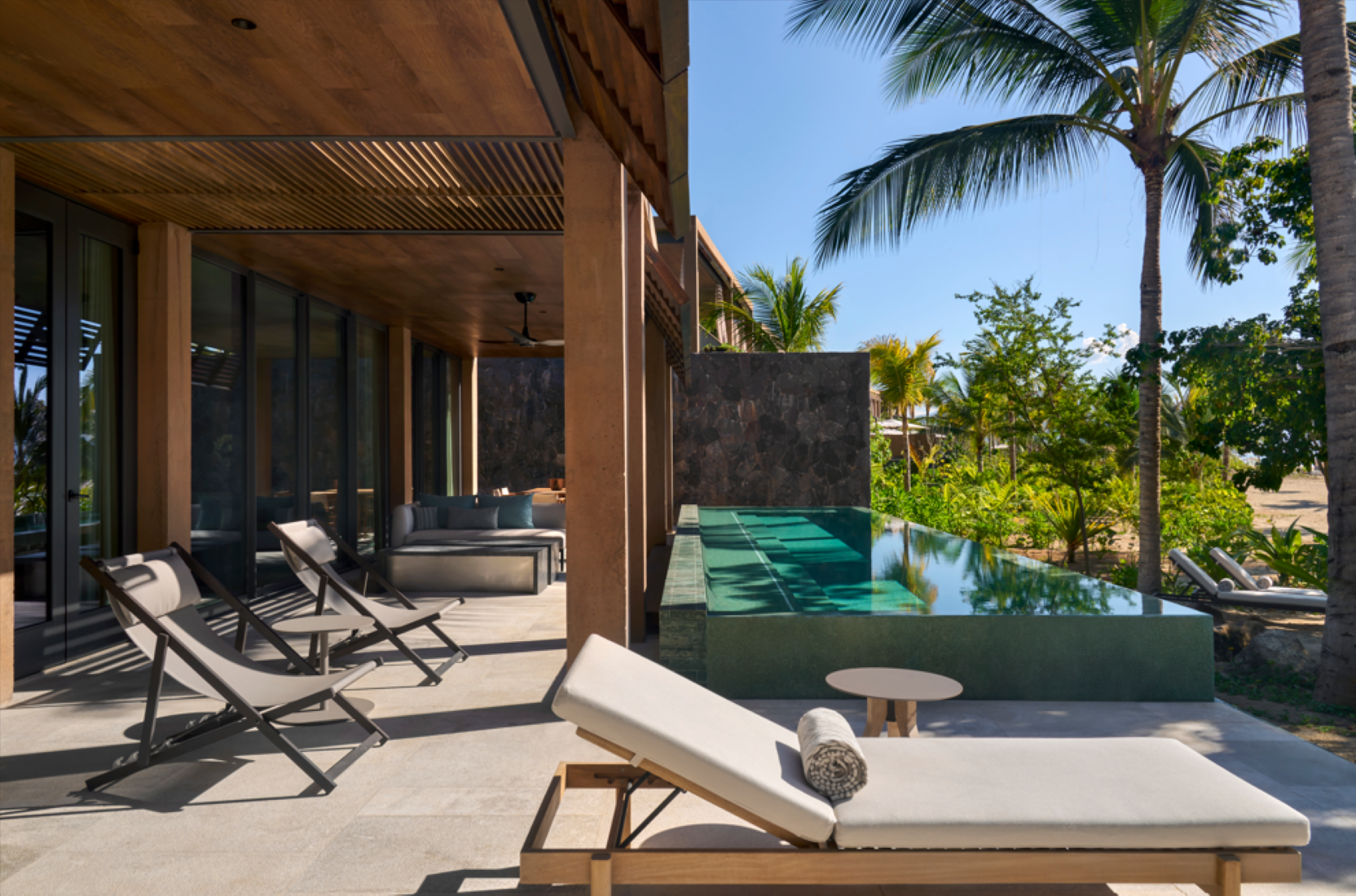 Beach Front Villa – 1 King Bedroom, Sofa Bed