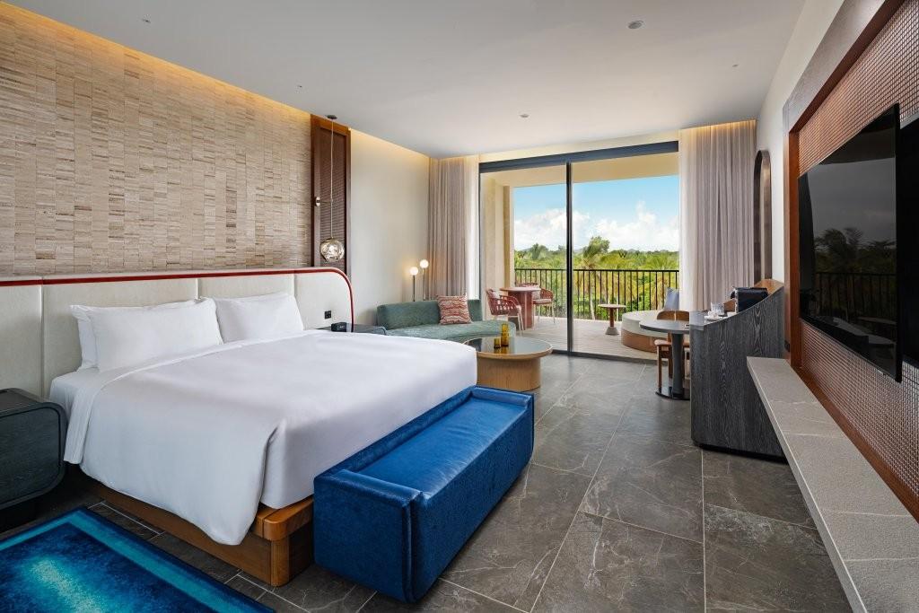 Premier Guest Room, 1 King, Tropical View